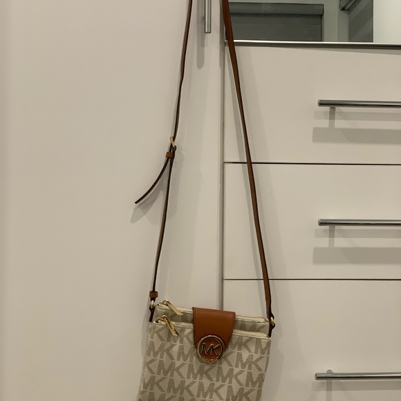 Michael Kors printed canvas crossbody bag - Picture 2 of 6